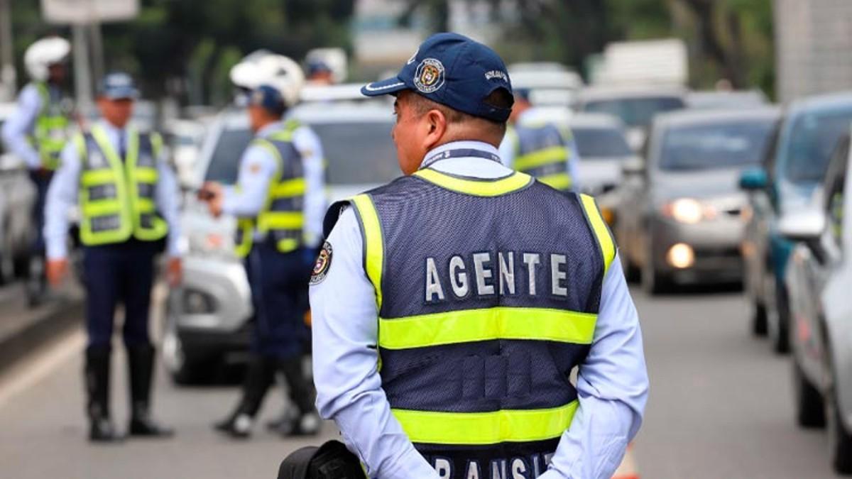 'Nos lanzaron tres bombas incendiarias y logramos huir ilesos': rechazan atentado contra puesto de agentes de tránsito en el sur de Cali
