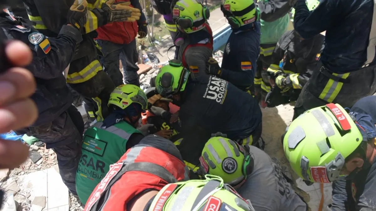 Terremotos en Venezuela: rescatistas colombianos salvan a un niño de 11 años que estaba bajo toneladas de escombros de la tragedia en La Guaira