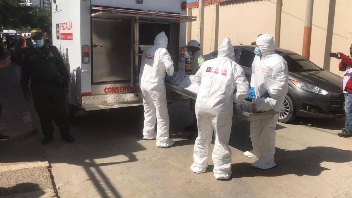 El caso de dos jóvenes que habrían tratado de robar a un policía, desatando una balacera en Cali: identifican a presuntos implicados; uno murió